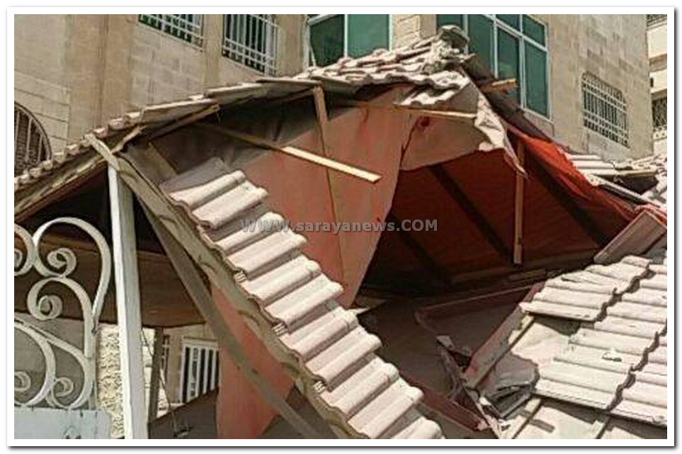 الزرقاء : نوبة سكري تفقد سائق مركبة وعيه ويصطدم بكراج منزل  .. صور