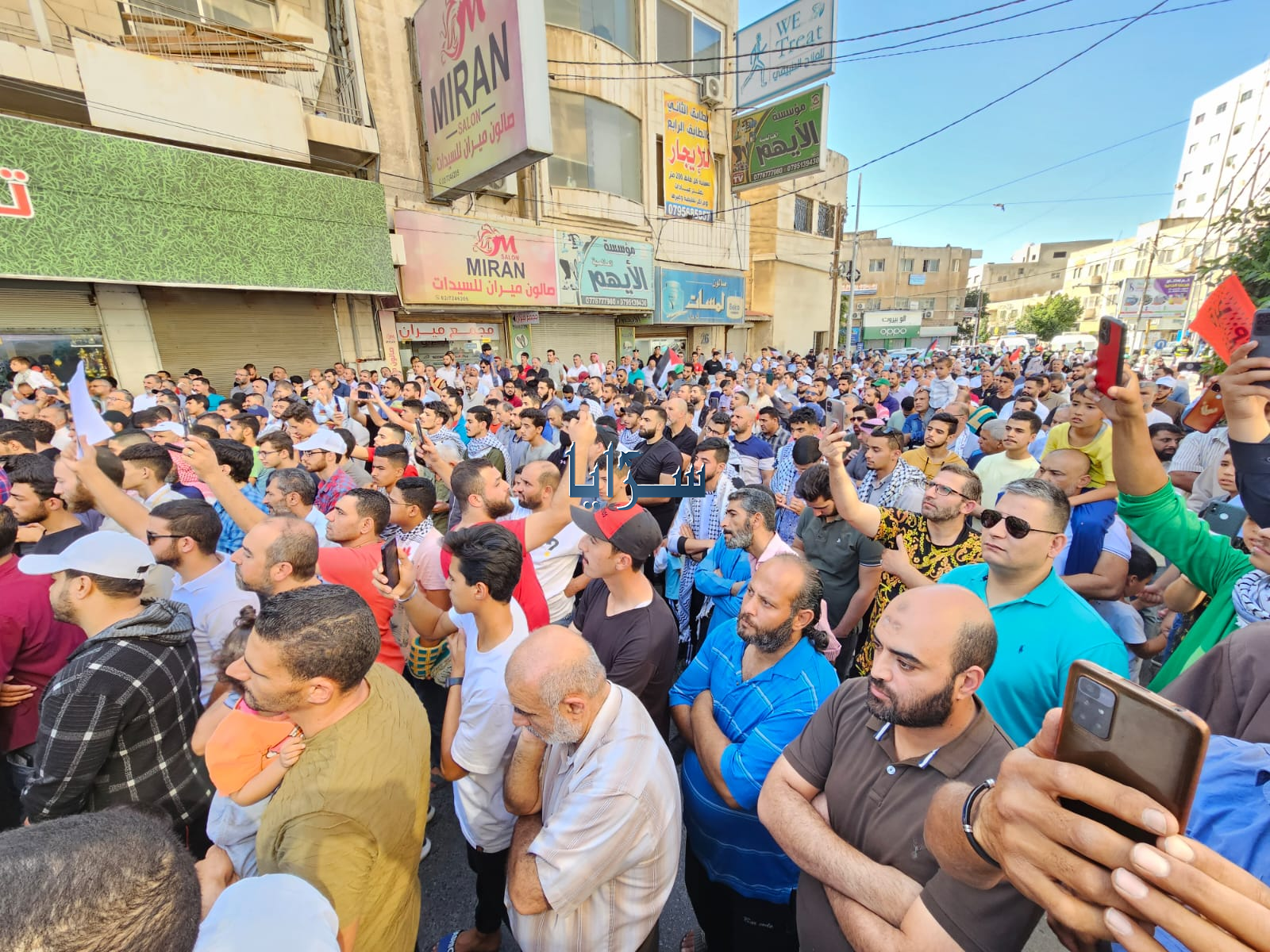 بالصور  ..  مسيرة غاضبة في وسط مدينة إربد تنديدًا بجرائم الاحتلال 