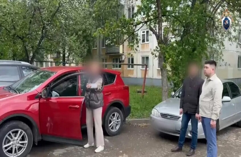 نجت من 9 طعنات ..  أجنبي يعود إلى روسيا ويتنكر بزي نسائي لقتل طليقته