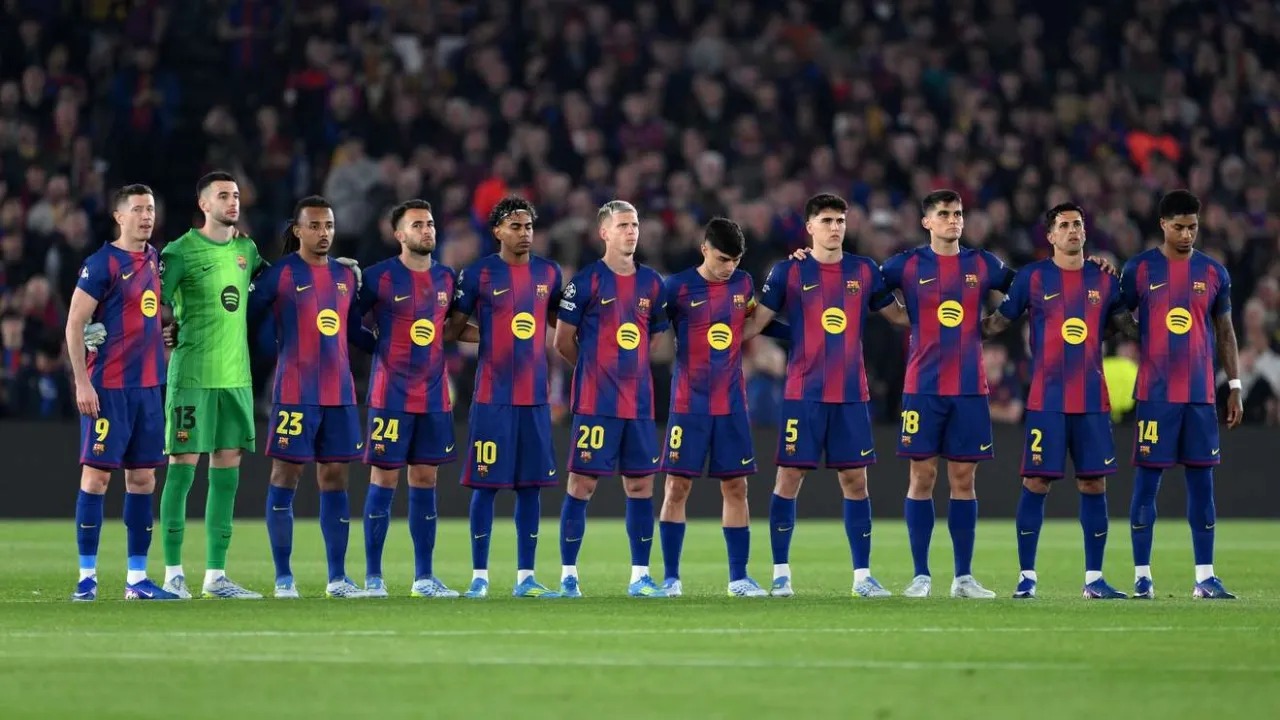 رسميًا ..  برشلونة يجدد عقد مدافعه