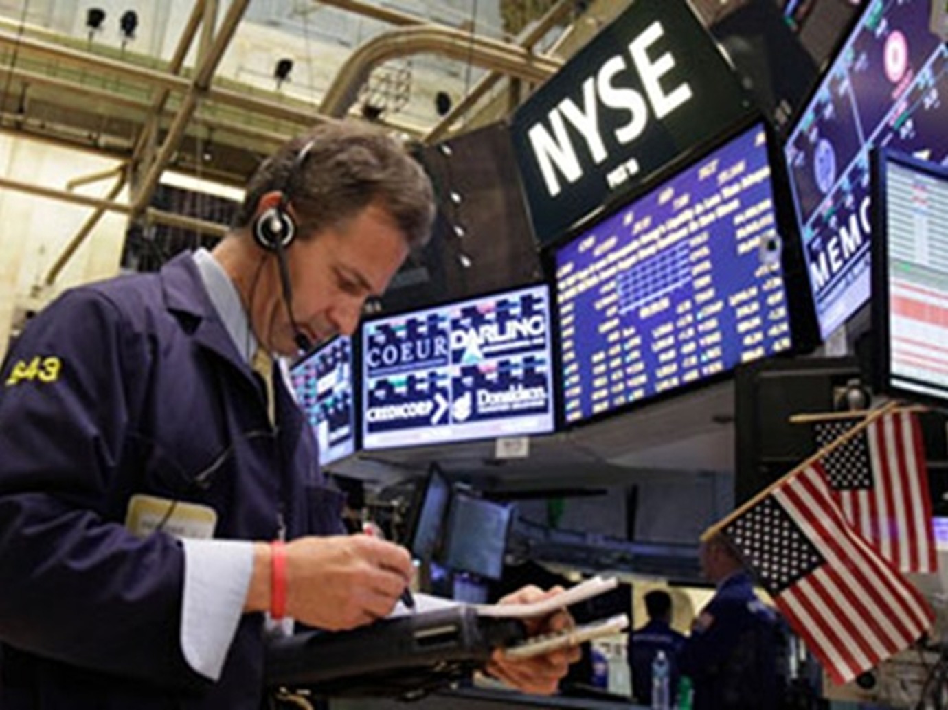 الأسهم الأمريكية تفتح على ارتفاع وسط ترقب لتحفيز اقتصادي
