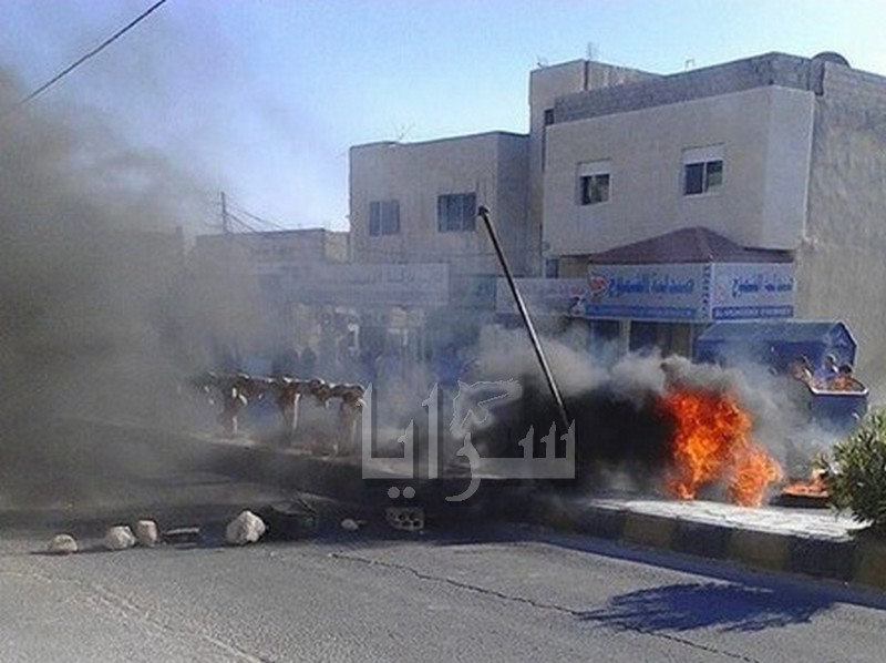 بالصور : محتجون في منشية الكرك يغلقون الطرق احتجاجاً على إنقطاع المياه ومطالبات باقالة الوزير