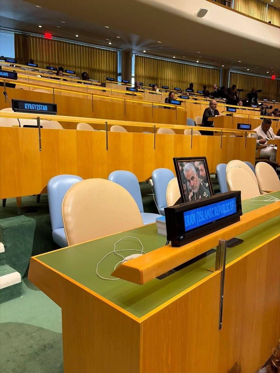 خلال كلمة نتنياهو ..  وفد إيران يترك في مقعده صورة قاسم سليماني