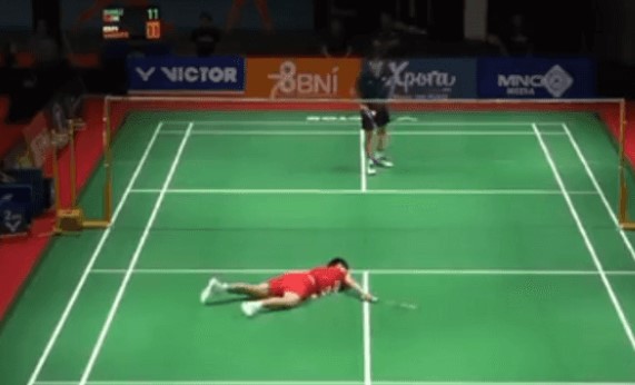 وفاة لاعب ريشه صيني يبلغ 17 عاما داخل الملعب