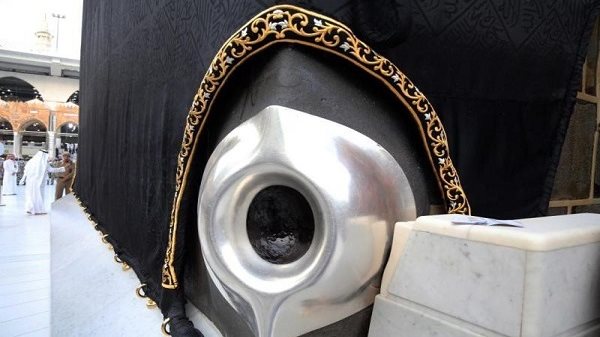 أسرار الحجر الأسود ..  كيف وُضع في مكانه ولماذا تحوّل لونه من بياض اللبن إلى السواد؟