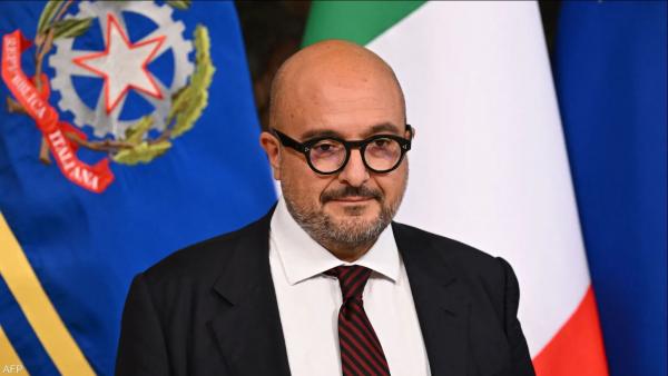 وزير إيطالي يستقيل بسبب علاقة غرامية  ..  ويطلب الصفح
