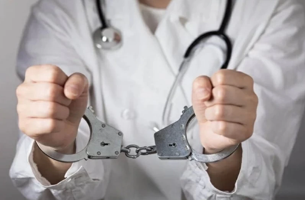 اعتقال طبيبين بعد وفاة مغني شهير في عيادة غامضة ..  هل قتلاه؟