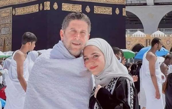 ابنة محمد قنوع تودعه بصورة من أمام الكعبة ..  الله يرحمك يا حبيبي