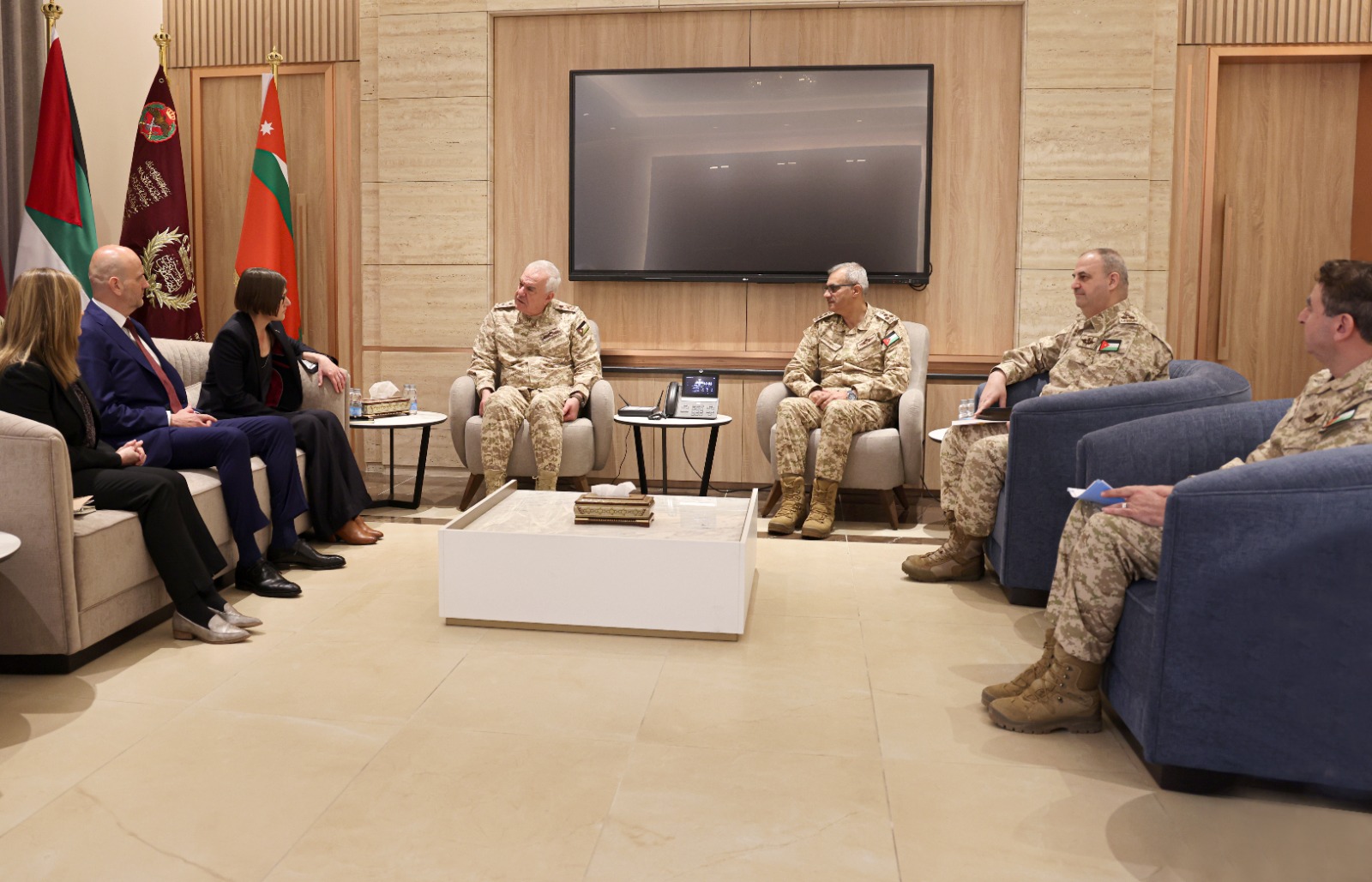 رئيس هيئة الأركان المشتركة يستقبل رئيسة اللجنة الدولية للصليب الأحمر