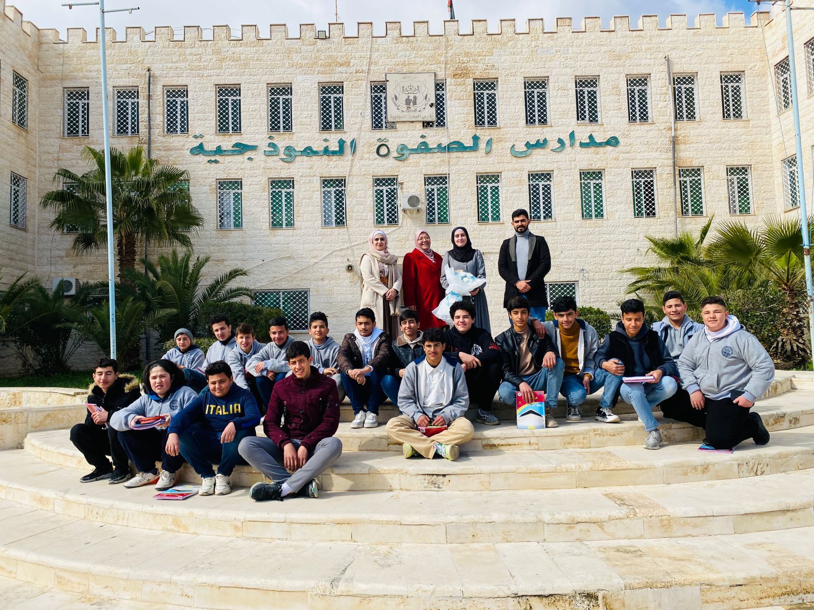 كلية العلوم بجامعة الزرقاء تعقد محاضرة في مدارس الصفوة النموذجية 