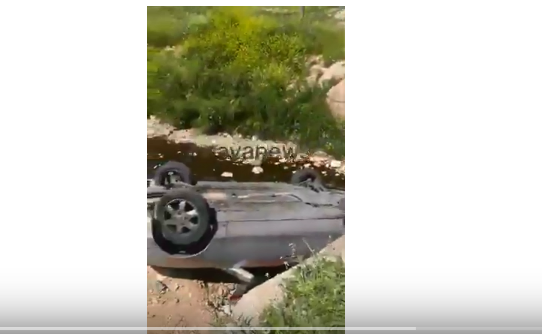 بالفيديو :سقوط سياره داخل عباره للمياه على طريق ياجوز