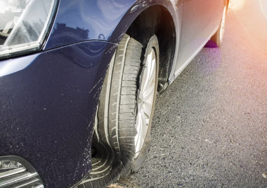 كيفية السيطرة على انفجار الإطار أثناء القيادة: نصائح مهمة