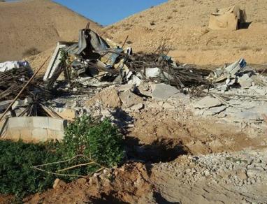 قوات الاحتلال تهدم منزلين و5 بركسات زراعية شمال أريحا