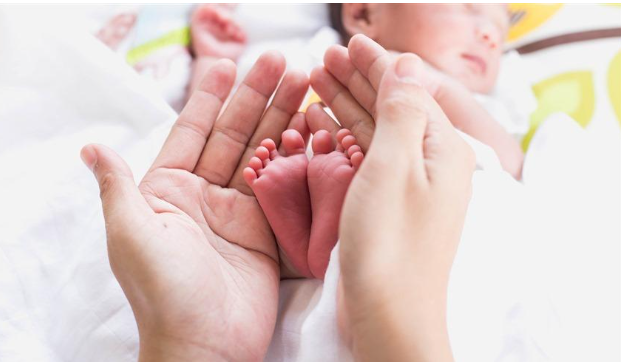 امرأة تواجه الطلاق بعد ولادتها لسبب صادم