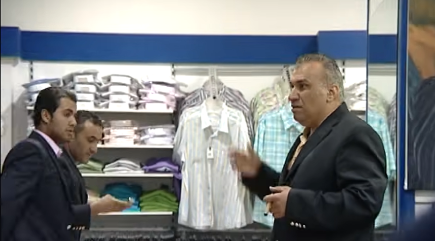 الكاميرا الخفية .. مشاجره عنيفه داخل محل لبيع البدلات