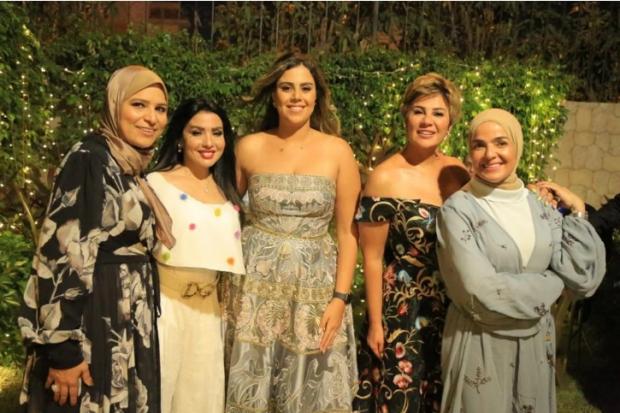 بالصور  ..  مفيدة شيحة تحتفل بخطبة ابنتها في حفل عائلي