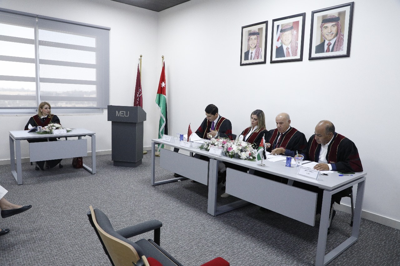 مناقشة رسالة ماجستير في "الشرق الأوسط" بعنوان: " اتجاهات ودلالات المحتوى الإعلامي الأردني حول الحرب في غزة دراسة تحليلية ل "خطابات ومنشورات الملكة رانيا أنموذجا" للفترة من 7 أكتوبر 2023 ولغاية 31 يناير 2024