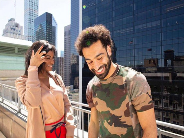 تعرف على الحسناء التي تقف مع محمد صلاح ..  وماذا قال لها؟ 