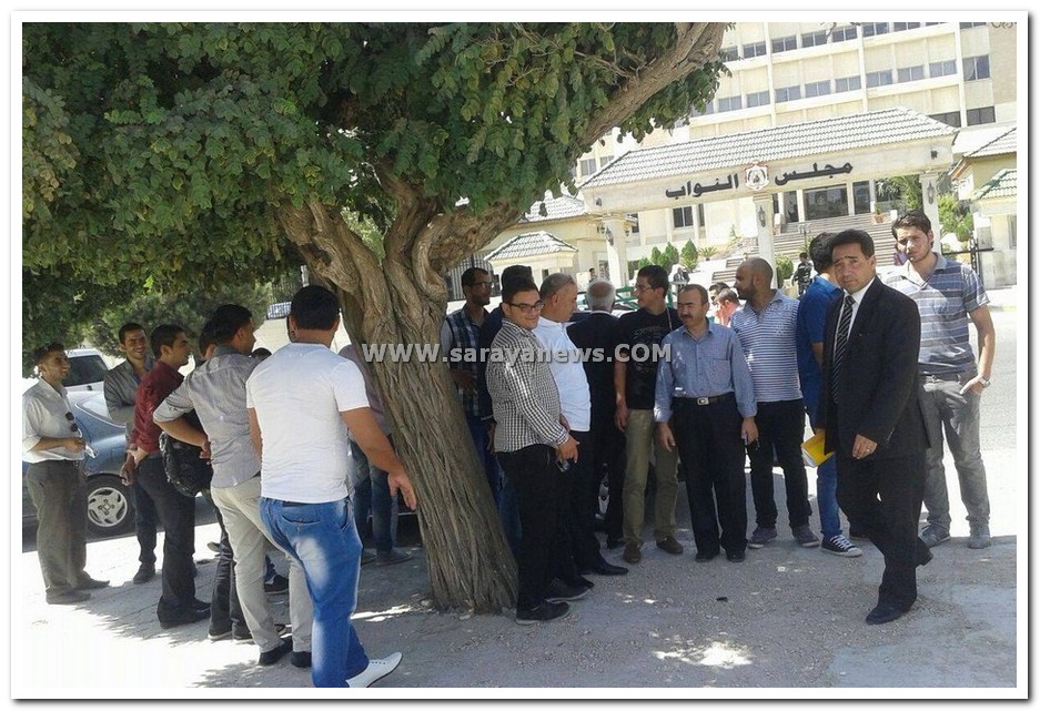 بالصور  ..  الطلبة الاردنيون العائدون من اليمن يعتصمون امام "النواب"