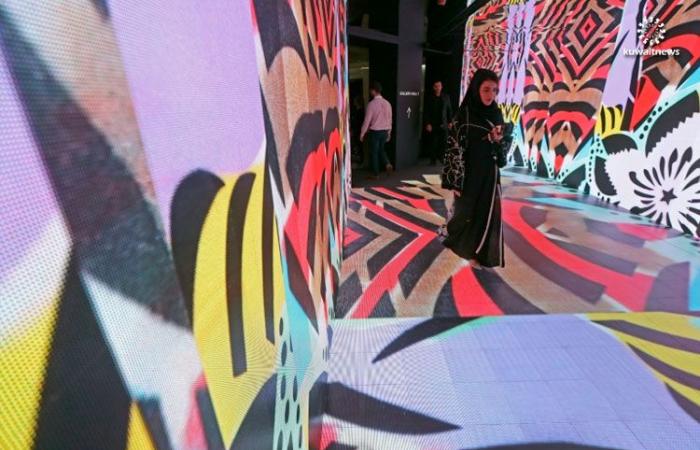 لوحات غرافيتي وخط عربي طرزتها لاجئات فلسطينيات للبيع في دبي