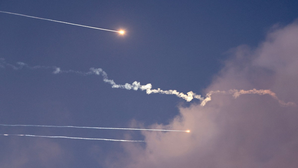 دفعة صواريخ إيرانية جديدة نحو "إسرائيل" ..  انفجارات وصفارات إنذار في "تل أبيب" و"القدس"