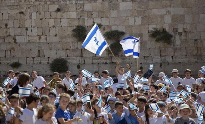 “العليا للكنائس”: رفع أعلام الاحتلال في الأقصى محاولة لتغيير وضع مدينة القدس