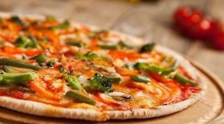 كيف تتناول البيتزا دون التعرض لزيادة الوزن؟