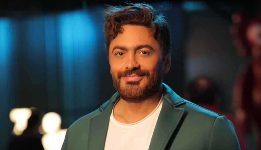 "لا يتحرك" ..  أحمد سعد يثير قلق جمهور تامر حسني   