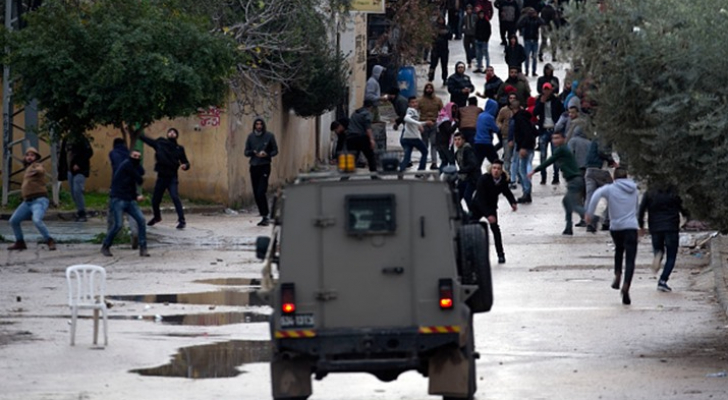 اشتباكات مسلحة بين فلسطينيين والاحتلال في نابلس 