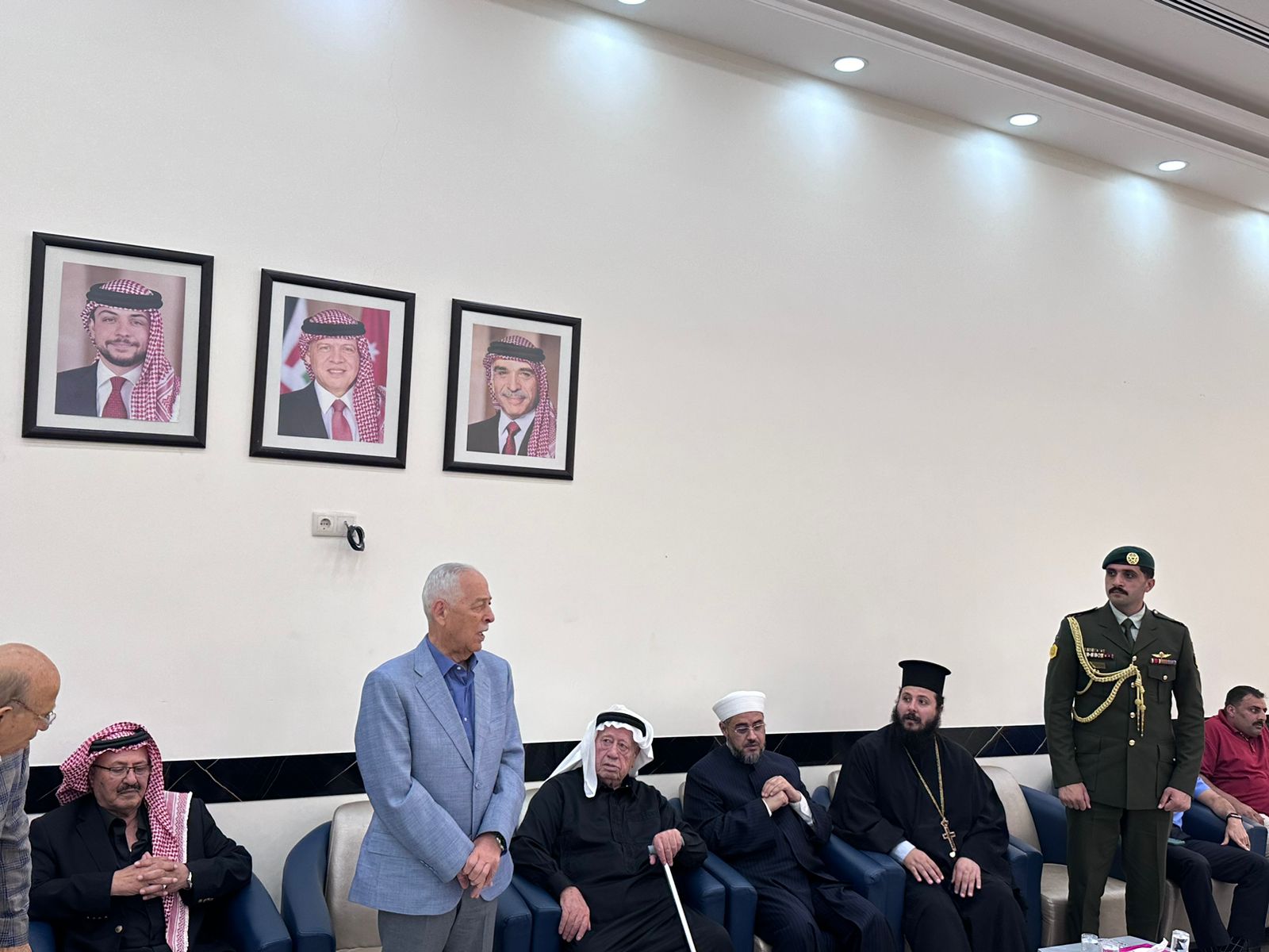 مندوبا عن الملك وولي العهد ..  العيسوي يعزي السحيمات والداود