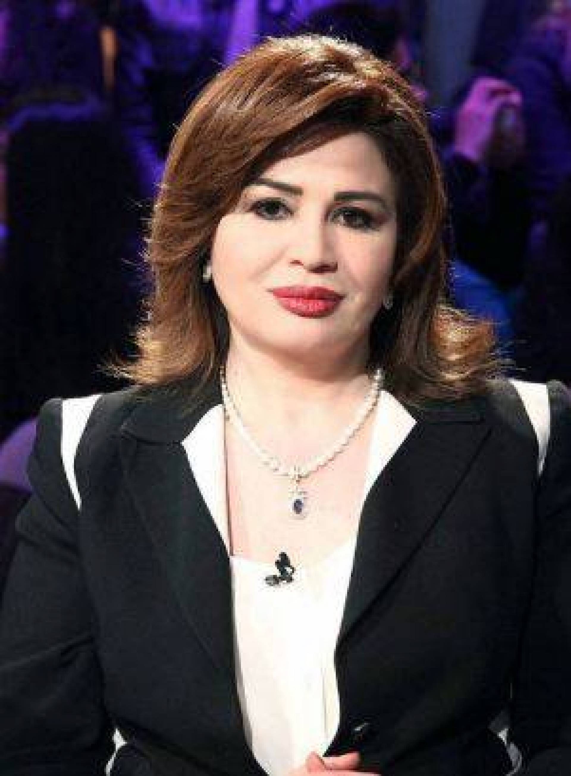 بالصورة ..  إلهام شاهين بالبرقع الخليجي  ..  من كانت معها؟