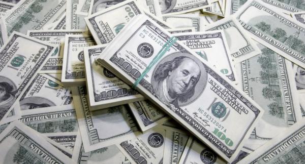 آلاف الدولارات  ..  أريكة غير مريحة تخبئ كنزا بداخلها