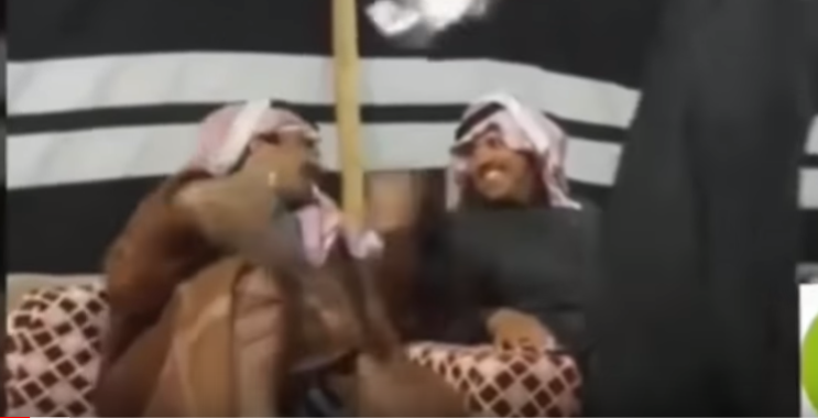 مقلب الشاي الساخن ~ مضحك ~ انجلدت المسكينه