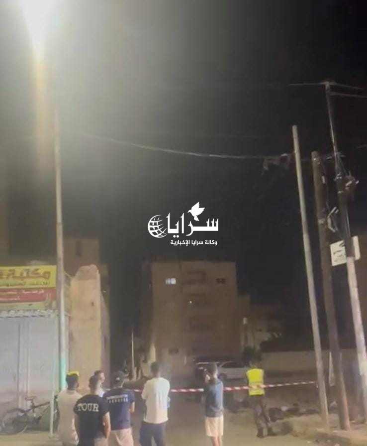 بالفيديو ..  الأجهزة الأمنية تتعامل مع شخص يحاول إلقاء نفسه من أعلى عمارة سكنية في إربد