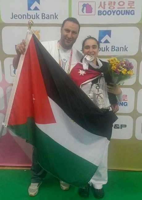 الأردنية عائشة السدة تتوج بفضية بطولة العالم للتايكواندو