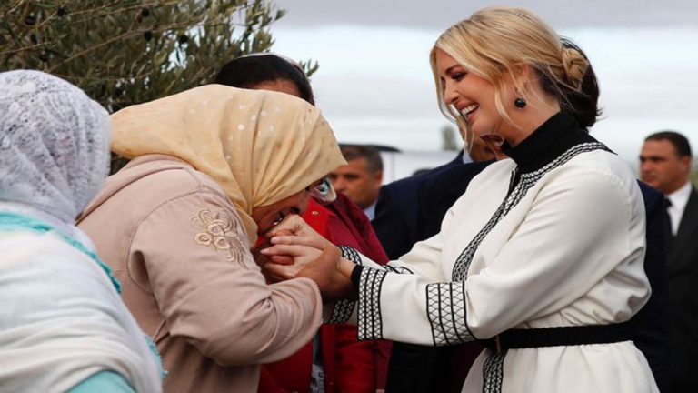 لهذا السبب  ..  قبّلت المغربية عائشة بورقيب يد إيفانكا ترامب؟ (فيديو)