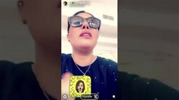  بالفيديو  ..  لحظة اشتباك بالأيدي بين فنانة شهيرة مع معلمات ابنها داخل المدرسة