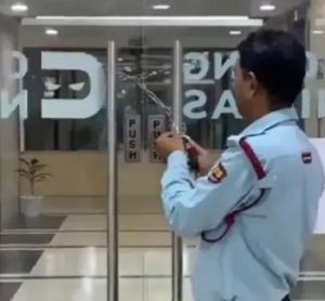 فيديو ..  مدير يغلق باب شركته بالسلاسل لمنع موظفيه من المغادرة