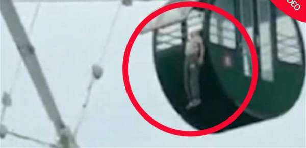 بالفيديو  ..  مشهدٌ مرعب لطفل علق رأسه في لعبة ملاهي! 