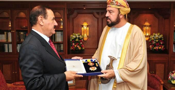 جلالة السلطان قابوس يمنح وسام النعمان للسفير الأردني متعب وصيوص الزبن