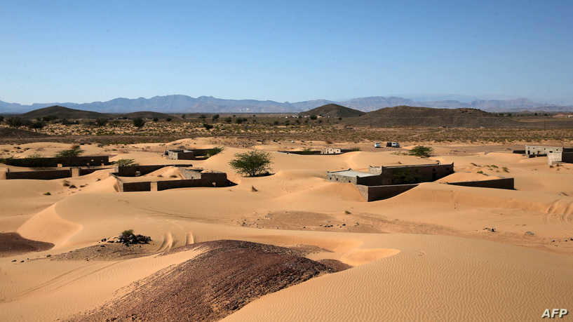 عمانيون يسعون لإحياء قرية طمستها الرمال قبل 30 عاما
