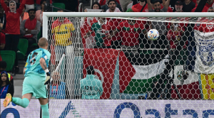 بسبب "معلومة صحيحة" ..  طرد معلق رياضي بين شوطي مباراة المغرب وكندا (فيديو)
