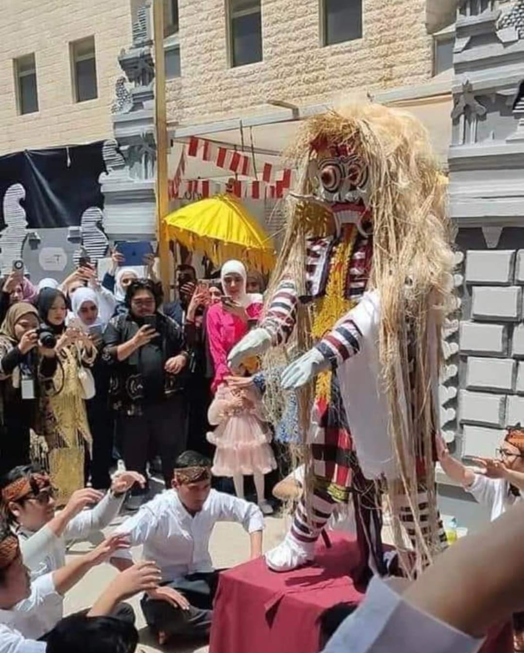 ردًا على الفيديو المثير للجدل ..  اليرموك: الطلبة الذين قدموا "الرقصة "مسلمو الديانة والمجسم يمثل رمز ثقافي لديهم
