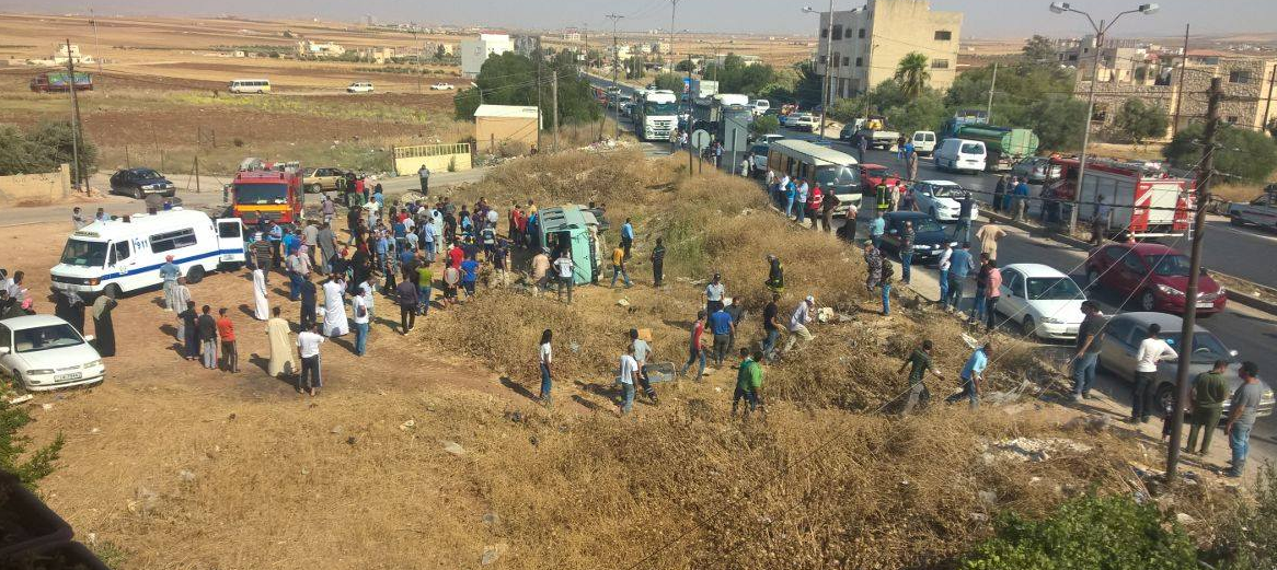 بالصور  ..  اربد : (18) إصابة بحادث تدهور باص في حوارة