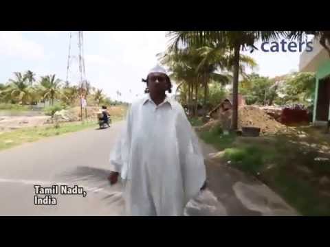 بالفيديو ..  "نبذاً للعنف" رجل يمشى للخلف منذ 25 عاماً !!