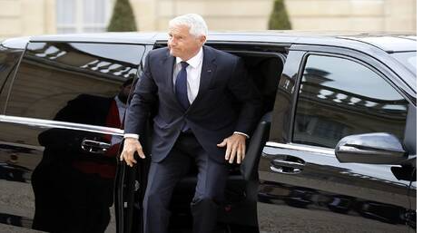 نفل رئيس الوزراء النرويجي السابق إلى المستشفى بعد محاولته الانتحار على خلفية تورطه بفضائح إبستين