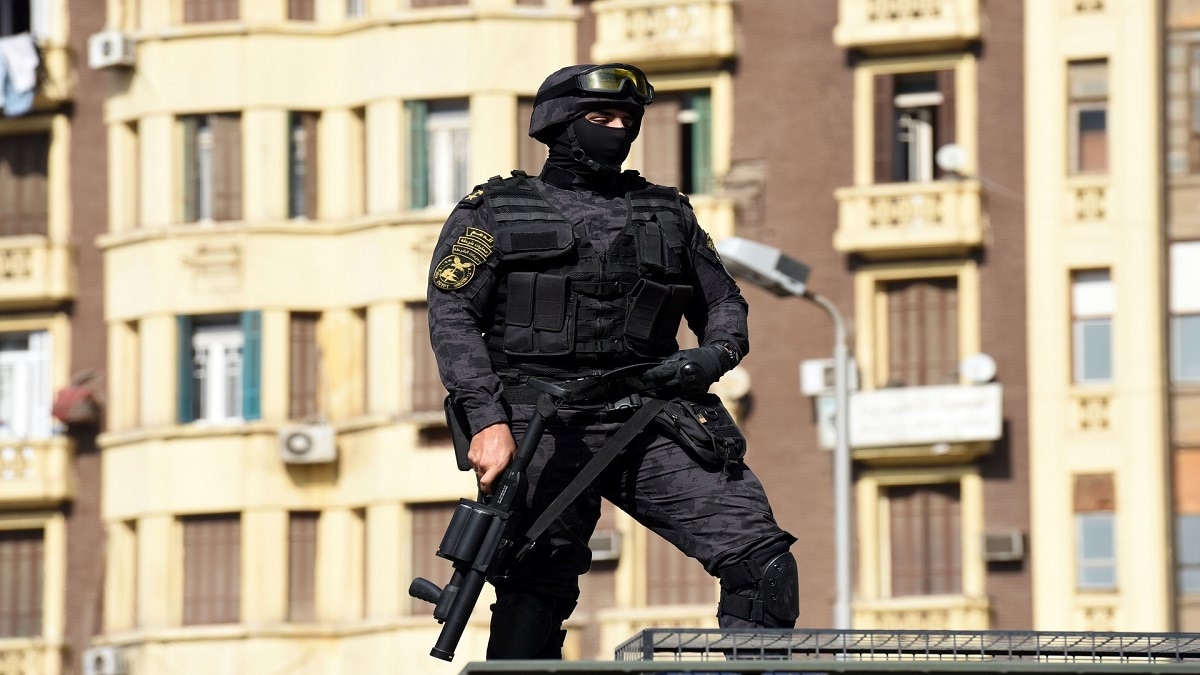 زوجان مصريان يقتلان سيدة ويصيبان آخرين بوحشية