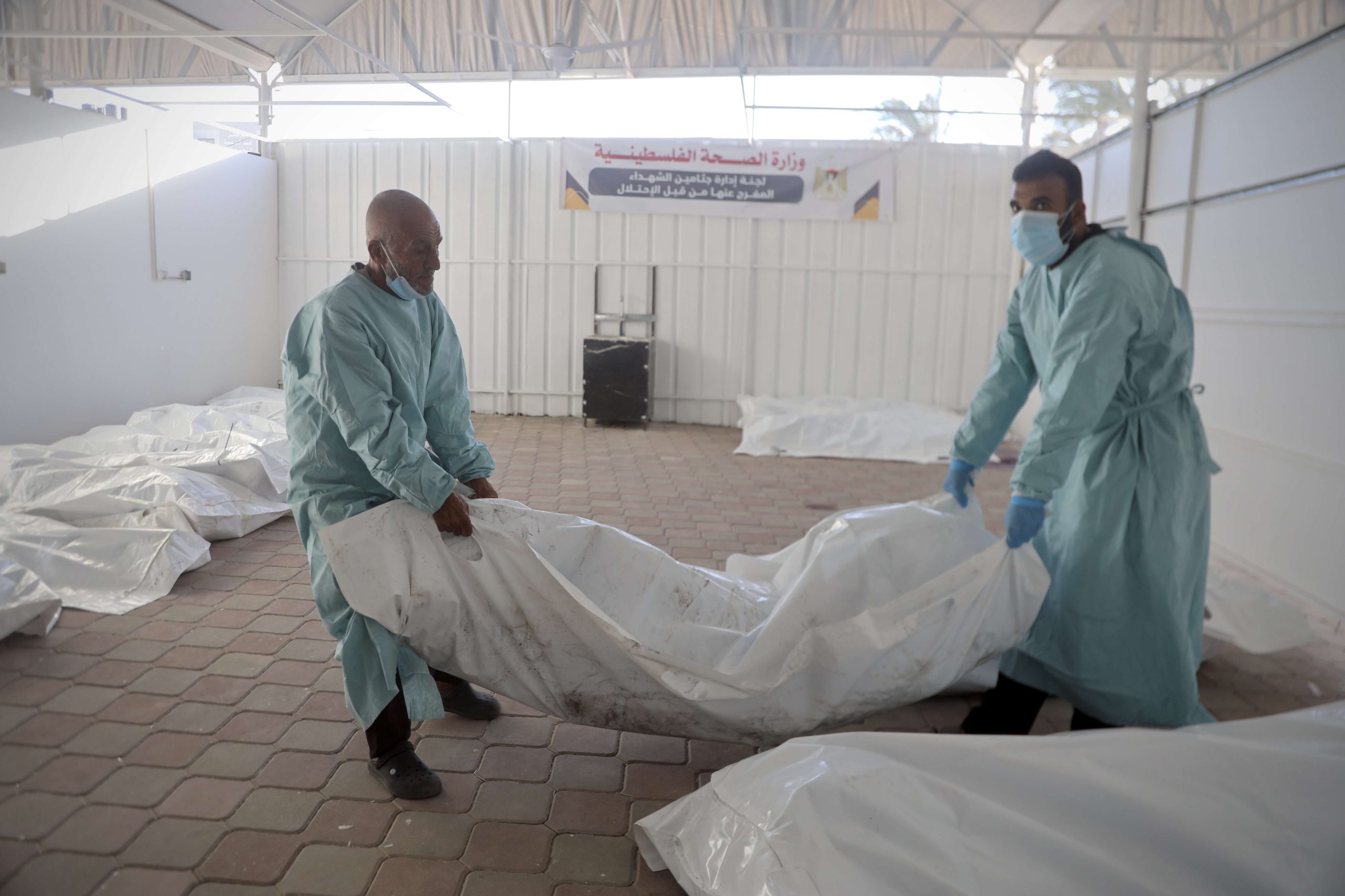 الاحتلال يسلم جثامين 15 شهيدًا من غزة