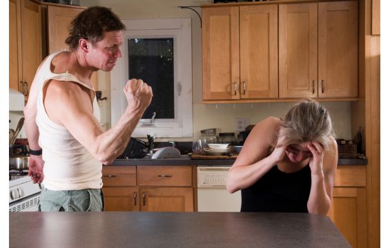 أغلب العنف الزوجي يحدث في المطبخ وغرف النوم