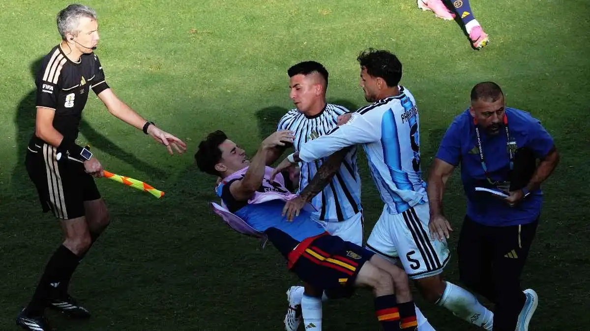 قالها بيدري لباريديس ..  سر الجملة التي أشعلت معركة بعد نهائي كأس العالم